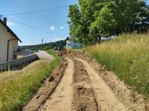 Forststraßen- und Wegebau bei der Wirtschaftsweganlage in Feldkirchen a.D. mit Aushub und Planierung entlang der Trasse