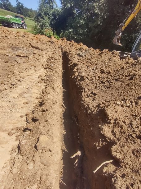 Baggerarbeiten für Wasser und Strom in Feldkirchen a.D. 4101 Kettenbagger hebt Leitungsgraben aus bei Baggerarbeiten für Wasser und Strom in Feldkirchen a.D. 4101