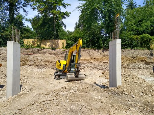 Baggerarbeiten für Aushub und Fundamentvorbereitung im Erdbau