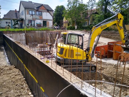 Baugrube und Erdarbeiten in 4060 Linz-Leonding Baggerarbeiten für eine Tiefgarage in Linz-Leonding: Aushub der Baugrube mit Bagger